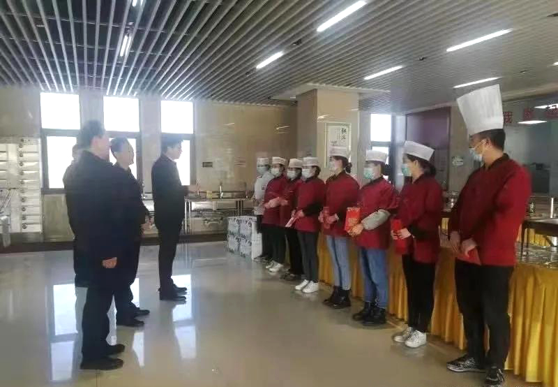 工業(yè)園區(qū)管委會(huì)、泓源公司慰問園區(qū)機(jī)關(guān)保安門衛(wèi)等一線人員(圖3)