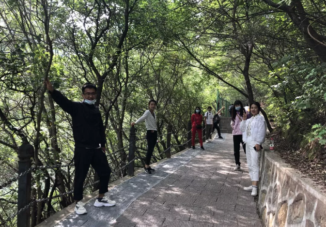 健康生活 快樂(lè)工作——泓源公司戶(hù)外運(yùn)動(dòng)小組組織環(huán)保登山活動(dòng)(圖2)