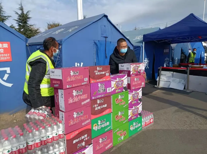 慰問送關(guān)懷 協(xié)力戰(zhàn)疫情——泓源公司資產(chǎn)運(yùn)營聯(lián)合黨支部慰問防疫一線工作人員(圖2) 慰問送關(guān)懷 協(xié)力戰(zhàn)疫情——泓源公司資產(chǎn)運(yùn)營聯(lián)合黨支部慰問防疫一線工作人員(圖2)