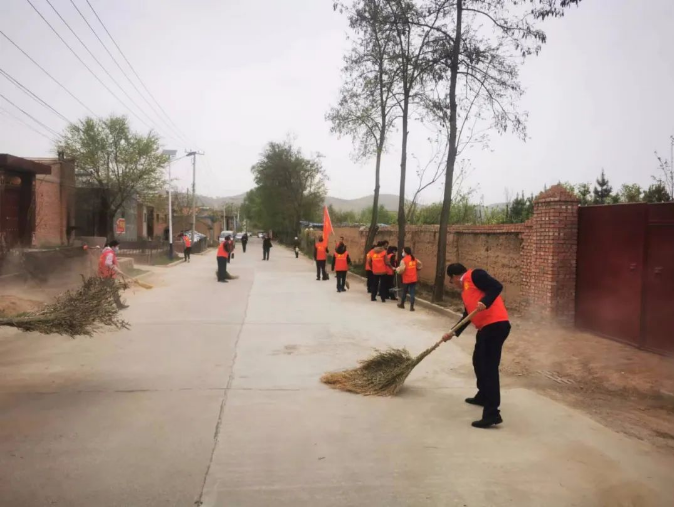 市產(chǎn)投集團(tuán)赴包抓共建村社開展衛(wèi)生清掃志愿服務(wù)活動(dòng)(圖2) 市產(chǎn)投集團(tuán)赴包抓共建村社開展衛(wèi)生清掃志愿服務(wù)活動(dòng)(圖2)