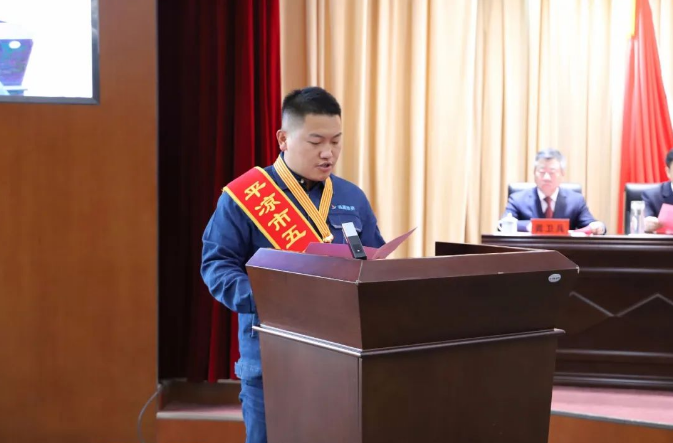 喜報(bào)！市產(chǎn)投集團(tuán)員工楊李榮獲2022年平?jīng)鍪形逡粍趧?dòng)獎(jiǎng)?wù)?圖2)