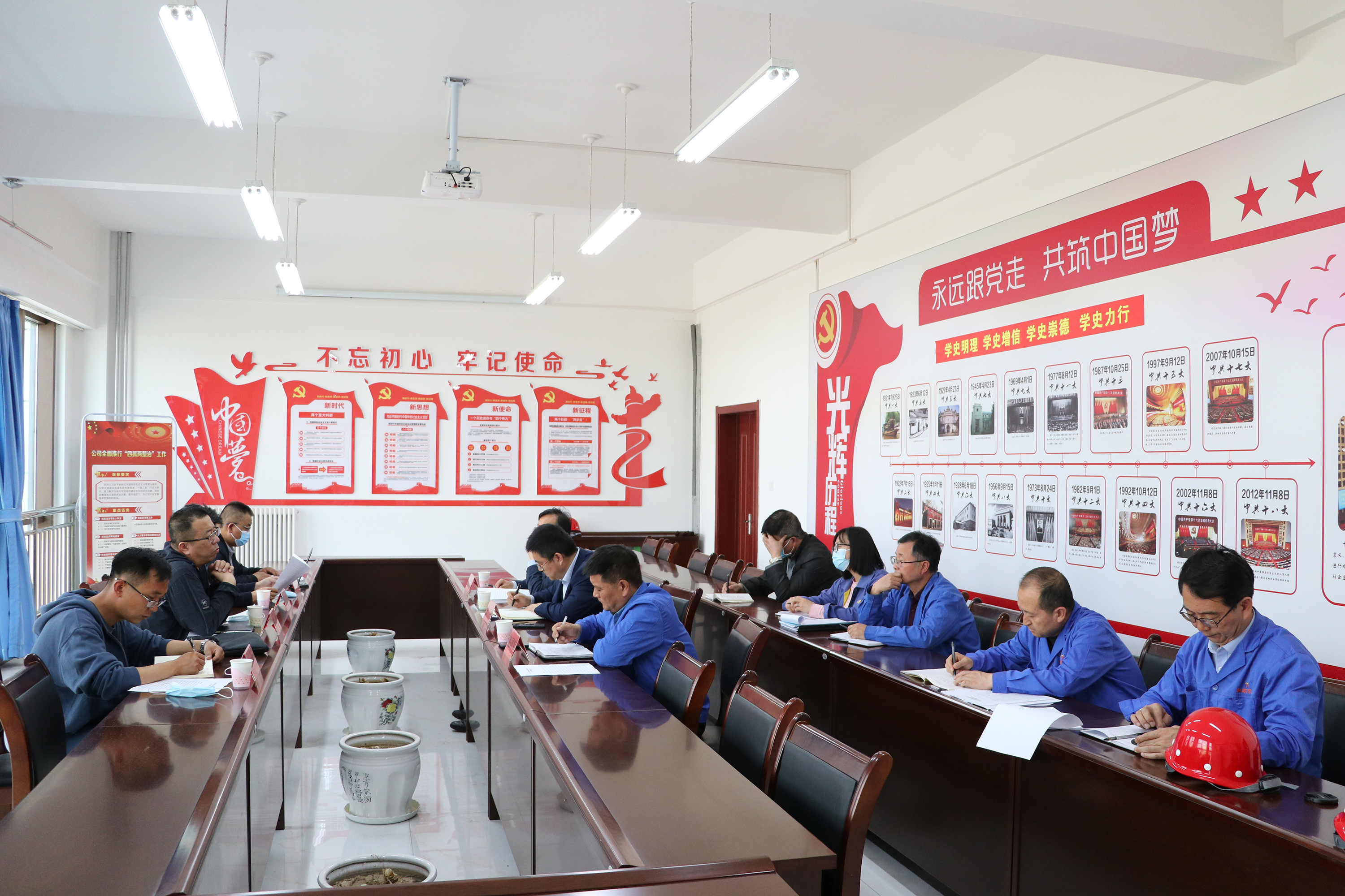 酒鋼集團(tuán)考察豐收機(jī)械公司(圖2) 酒鋼集團(tuán)考察豐收機(jī)械公司(圖2)