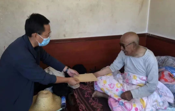 市產(chǎn)投集團赴幫扶村對接工作并慰問困難黨員(圖2) 市產(chǎn)投集團赴幫扶村對接工作并慰問困難黨員(圖2)